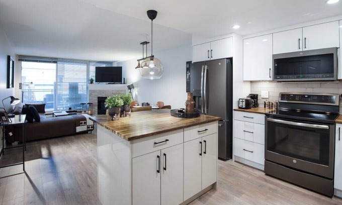 Crosstown Apartment | 3 Bedroom Apartment with Private Patio in the Hub of Downtown Vancouver