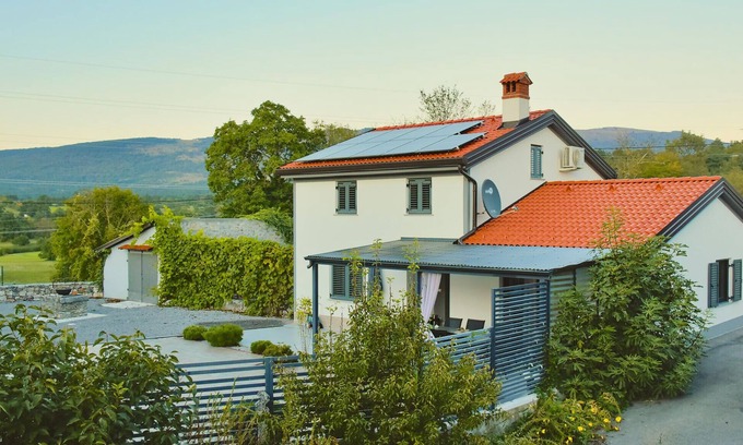 Betanja House | 3 bedroom awesome home in Divaca