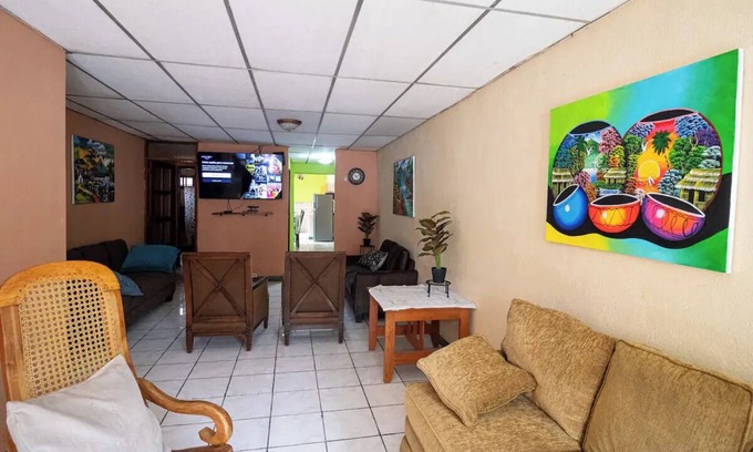 Managua House | 3-Bedroom Central Location House in Safe residencial with WiFi, AC