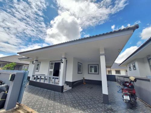 Nong Chaeng House | 3-Bedroom Chiang Mai House with Parking & Garden