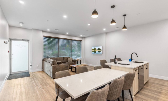 Regional District of Nanaimo Hotel | 3-bedroom Daily Monthly Rates Available Unit 5