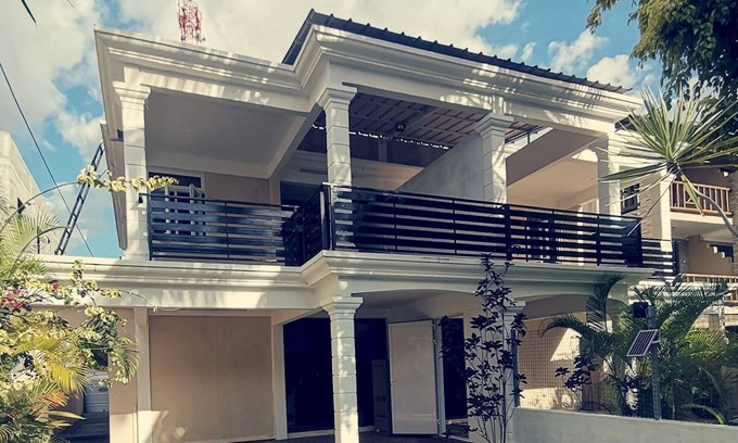 Wolmar House | 3-bedroom Duplex Seaview beach access flic en flac