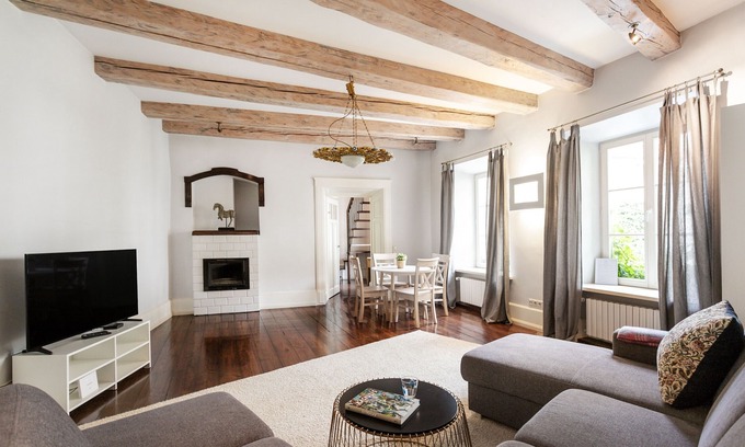Old Town Apartment | 3 Bedroom Duplex Next To The Gates of Dawn