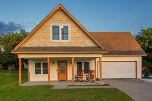 Granbury Apartment | 3 Bedroom House 5 Min Walk to Square