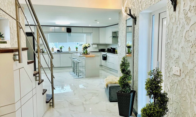 Monasterevin House | 3-bedroom house in nice County Kildare with WiFi