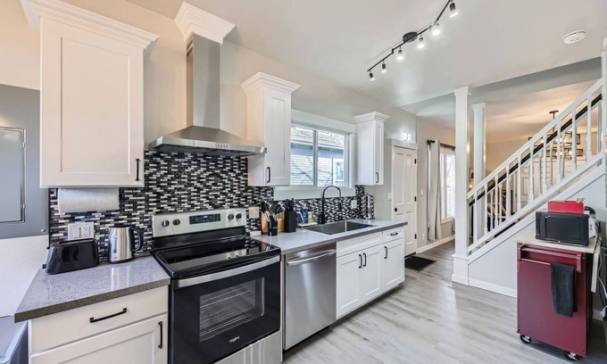 Everett House | 3-bedroom house in delightful Everett with WiFi, fitness room