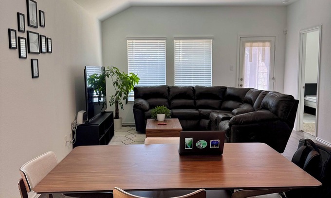Spring House | 3-bedroom house in fabulous Spring with AC, fitness room, WiFi