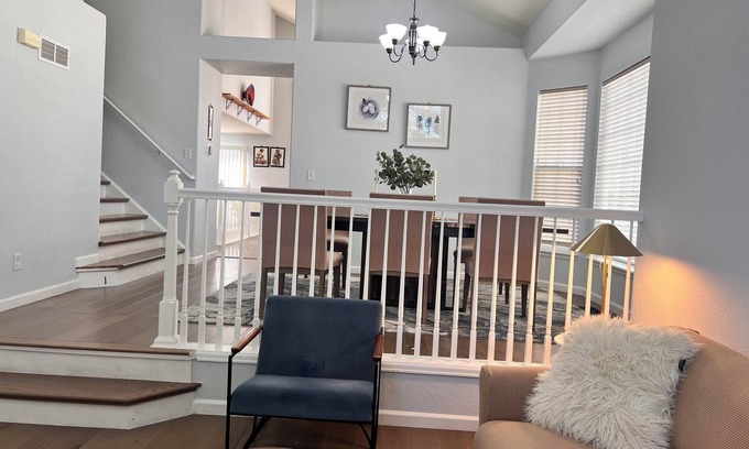 Aurora House | 3-bedroom house in lovely Aurora, near Centennial with WiFi and AC.