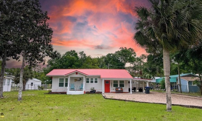 Steinhatchee House | 3-bedroom house in charming Steinhatchee with AC, WiFi. Enjoy a relaxing getaway