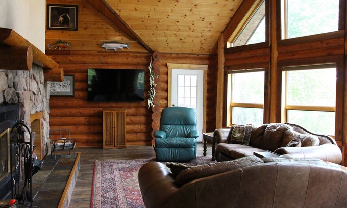 Talkeetna Cabin | 3-bedroom Lake Front Lodge on 10 acres just 13 miles south of Downtown Talkeetna