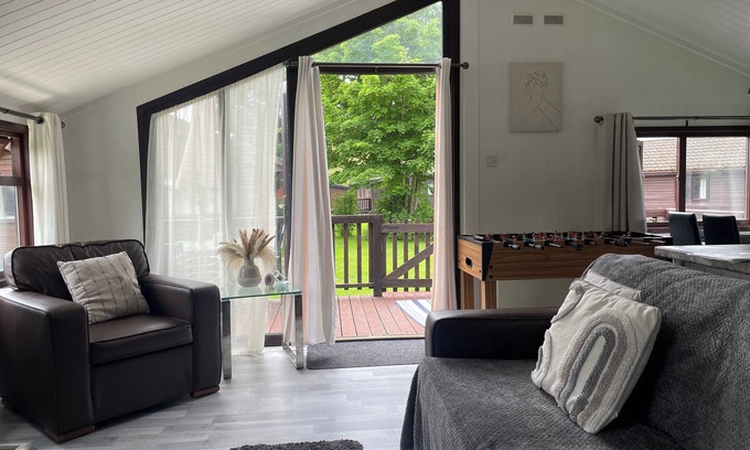 South Cerney Cabin | 3 Bedroom Lodge - Pets, Parking, Wifi, Pool Access