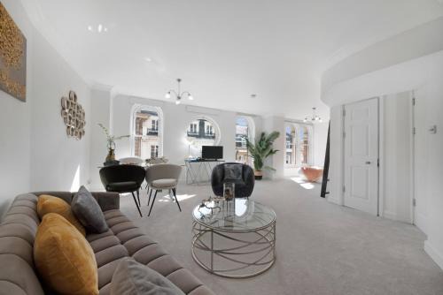 London City Centre Apartment | 3 Bedroom Penthouse with Roof Terrace in Covent Garden