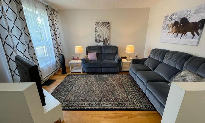 District Wright - Parc - de - la - Montagne House | 3 Bedrooms cozy comfortable vacation home downtown Gatineau Ottawa near Parliamant and Park