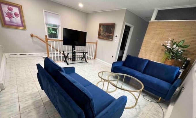 Manhattan House | 3 beds 2 bath at the end of the street