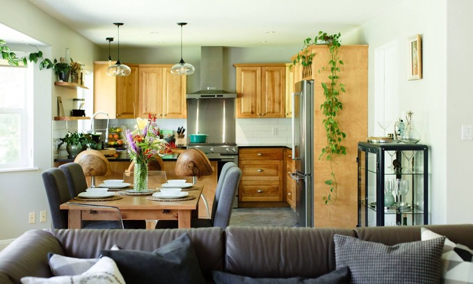 Slocan Park House | 3 BR 2 bath w/HOT TUB on private mountain view balcony & AC.