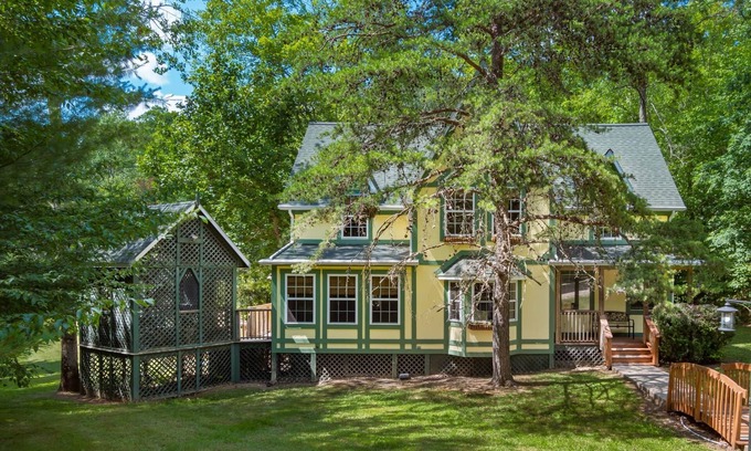 New Plymouth House | 3 BR/3.5 BA w/Hot Tub & 12 min drive to Ash Cave