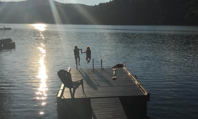 Topton House | 3 BR w/Loft Gated Waterfront home. Lake/mountain views! Private dock. Sleeps 8