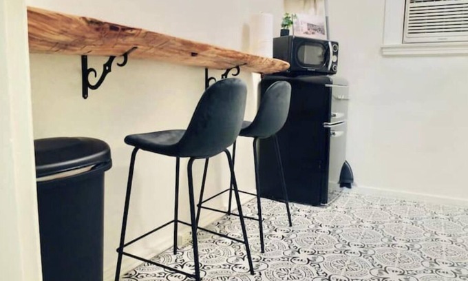 Mariposa Apartment | #3 Historic 1930’s studio -King Bed- Kitchenettenn