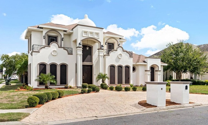 Mission House | 3 king beds in upscale neighborhood with pool
