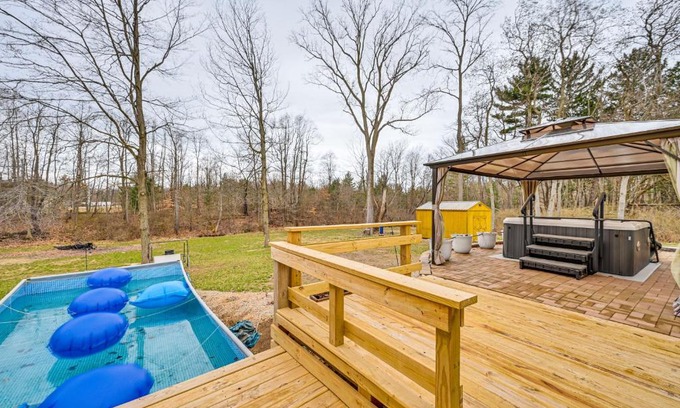 South Haven House | 3 Mi to Dtwn Family-Friendly Home in South Haven!