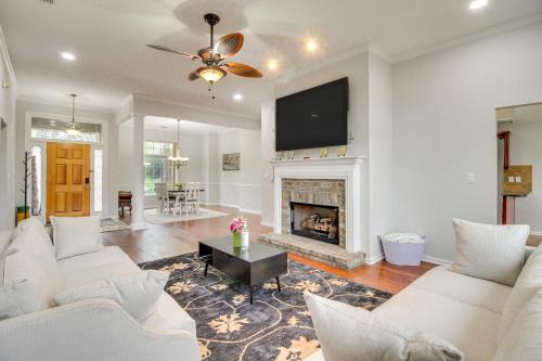 Windsor Forest House | 3 Mi to Oglethorpe Mall Home with Fenced Yard!