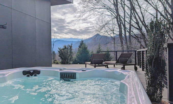 Cataloochee Ranch Cabin | 3 Miles to Cataloochee Ski Area/Easy Access/No 4x4 needed/Heated Floors