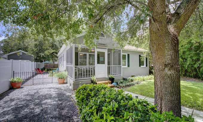 Saint Simons Island House | 3-Min Walk to Beach Dog-Friendly 1940s Charm St. Simons Island