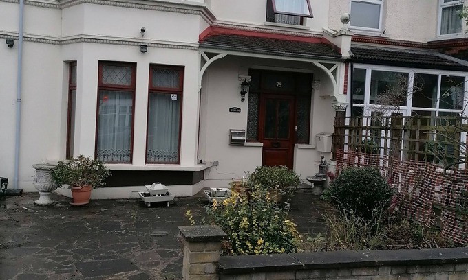 Goodmayes House | 3 Minutes to Train station large town house with 5 bedroom, 6 bed, sleep 8 guest
