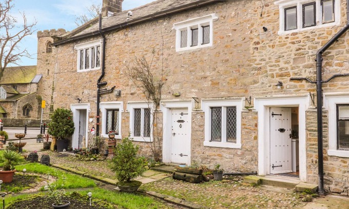 Whalley Cottage | 3 POOLE END, pet friendly, with open fire in Whalley