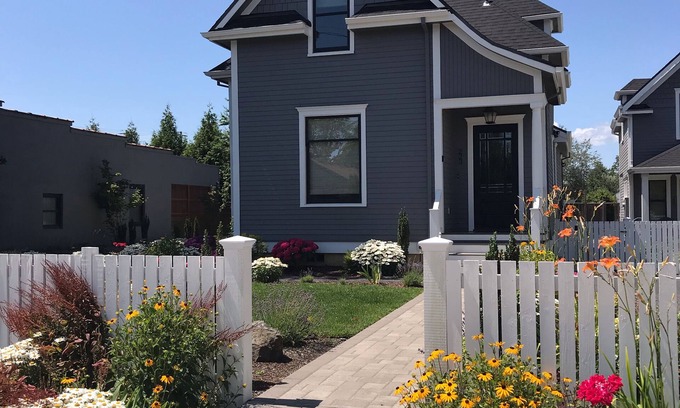 Carlton House | 3 Primary Suites Remodeled Downtown Carlton - Location&Luxury - Bocce&Fire Pit