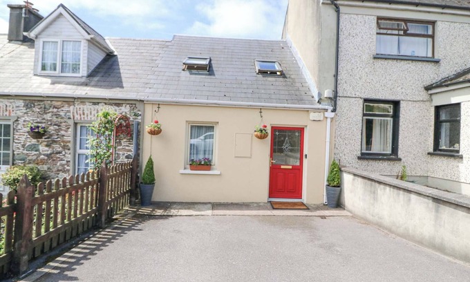 Killorglin Cottage | 3 RAILWAY TERRACE, family friendly in Killorglin, County Kerry