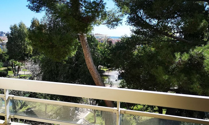 Riou - Petit Juas - Av de Grasse Apartment | 3 rooms terrace 5 people on park;
