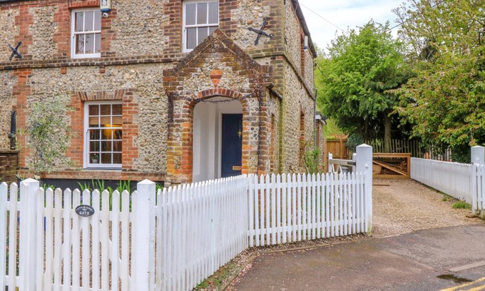 Wymondham Cottage | 3 STATION COTTAGES, pet friendly, with open fire in Wymondham