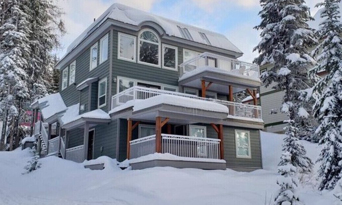 Silver Star Mountain House | 3 Storey, 6 Bedroom, 5 Bthrm, 2 Kitchens, Ski in/Ski out Multi-Family Mountain H