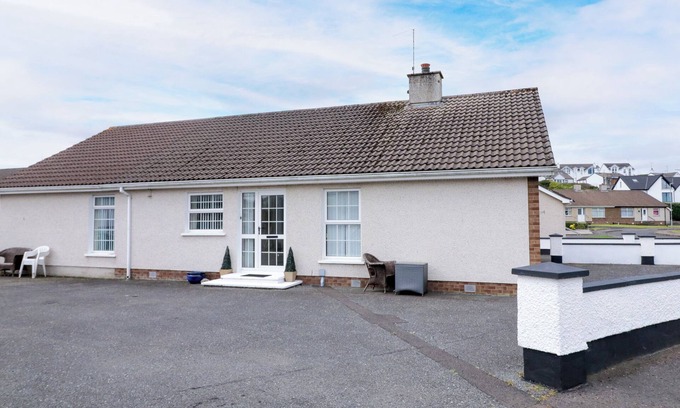 Castlerock Cottage | 3 WARKE PLACE, pet friendly, character holiday cottage in Castlerock