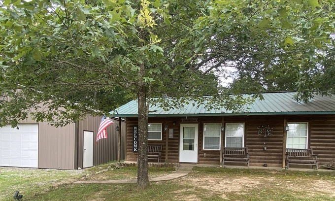 Doniphan Cabin | 30 miles from Brick’s Off Road Park! 4 minutes & 12 seconds totality Eclipse ‘24