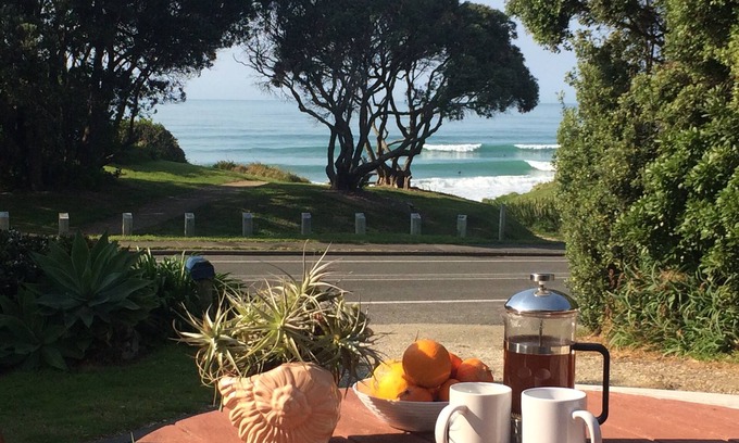 Wainui House | 30 secs to the beach. Watch the waves from the table. Rent option Apl-Oct 2025