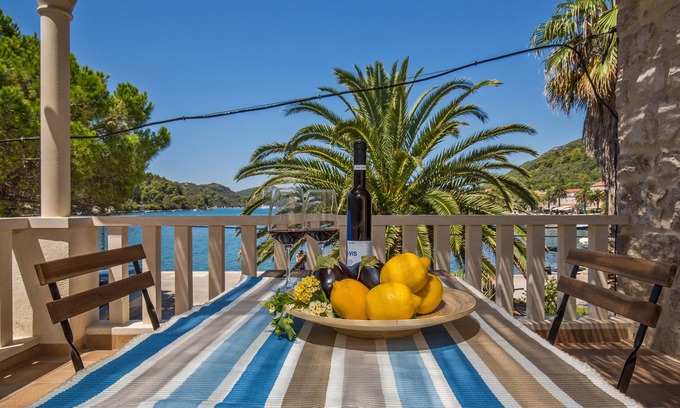 Sipan Island House | 300 years old stone-villa on the waterfront, spacious rooms and best view