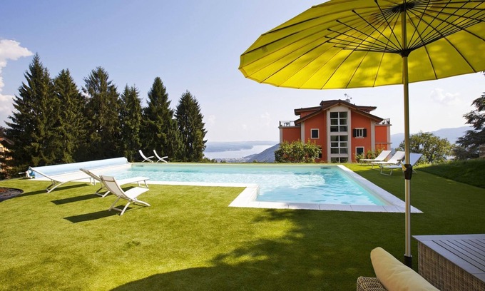 Comero Apartment | 3½-room corner apartment in a prestigious villa from 1850 with solar-heated pool