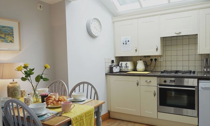 Dartmouth Cottage | 31 Crowthers Hill, Dartmouth