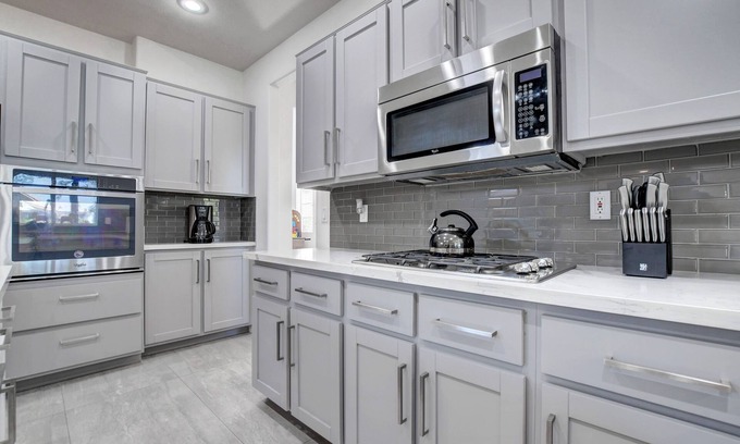 Silverado Ranch House | 31 Day Rental- Arcade & Game Oasis, Jacuzzi, Backyard Fun, and More!