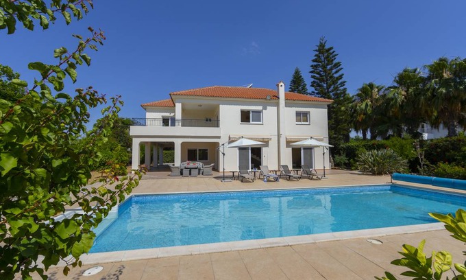 Pervolia Villa | 320 m² Villa ∙ 5 bedrooms ∙ 10 guests