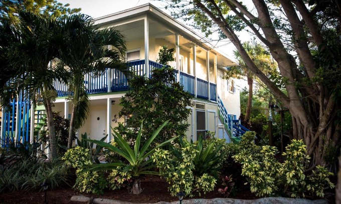 Siesta Key Village House | 323 Canal Rd - Siesta Key Village Condo