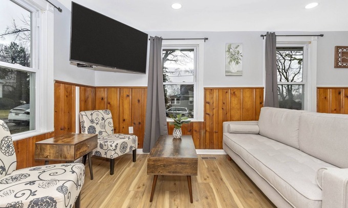 Lansdowne House | 338 judysplaces in Lansdowne, 6BR, 2 BA, renovated SFH