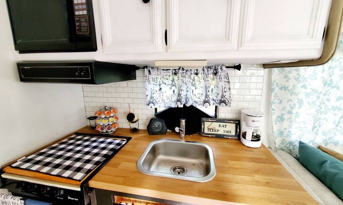 New Haven House | 34ft Mobile Home Near Yale U