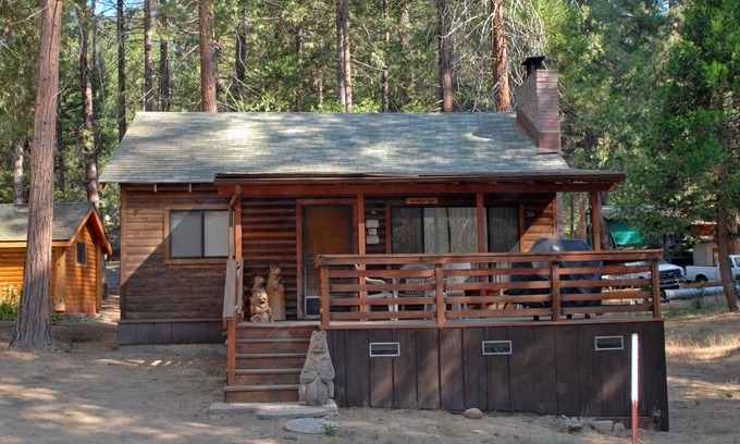 North Wawona Cabin | (35) Cubby's Den at The Redwoods In Yosemite
