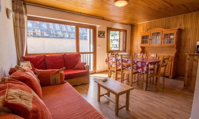 Valloire Apartment | 350m from ski slopes, 2nd floor, parking, tv, ski locker, 50m², Valloire