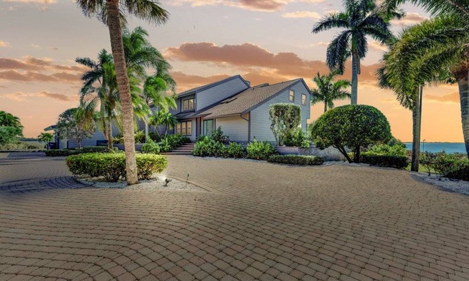 Bayshore Gardens House | 359 m² House ∙ 5 bedrooms ∙ 12 guests