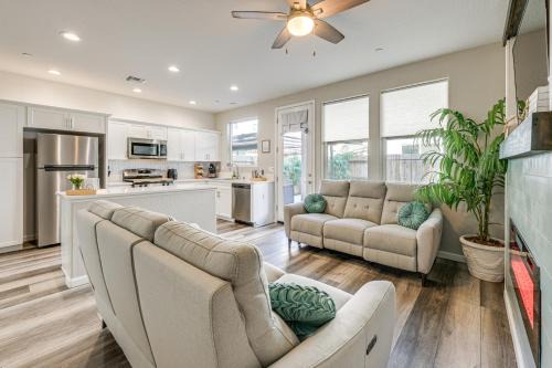 Visalia House | 36 Mi to Sequoia NP Pet-Friendly Home with Dog Run!