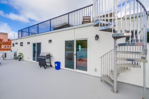 Country Club House | 360 Rooftop View Ocean Breeze 6 Min to Beach